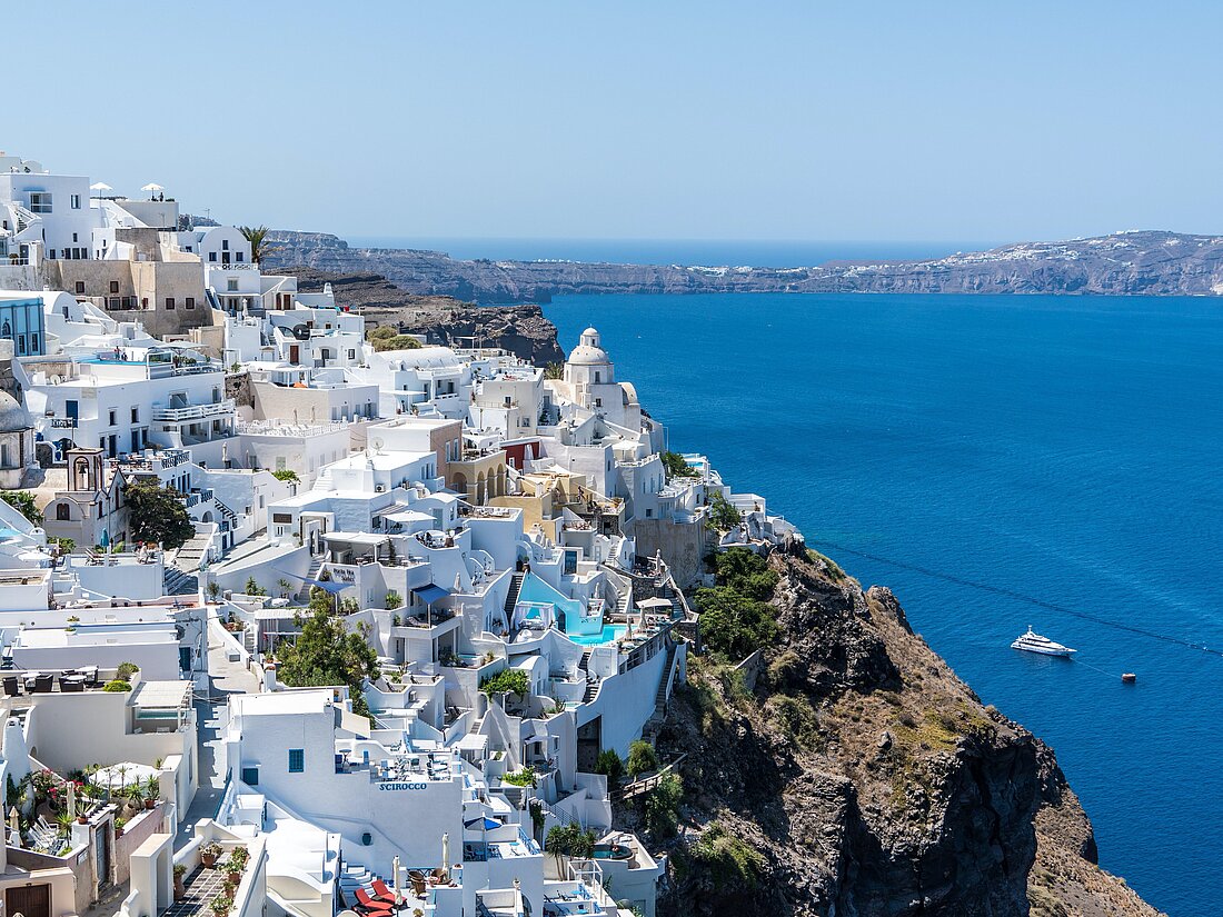 Eine griechische Stadt hoch über dem Meer auf Santorini