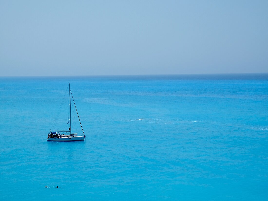 Türkises Meer mit Yacht vor Lefdaka