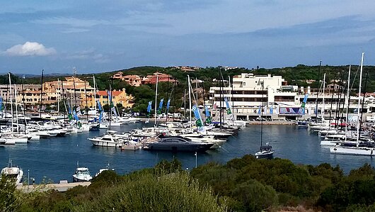 Yachten liegen an Stegen im Hafen von Porto Cervo