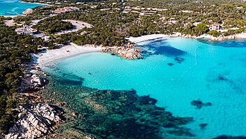 Blick von oben auf Costa Smeralda bei sonnigem Wetter