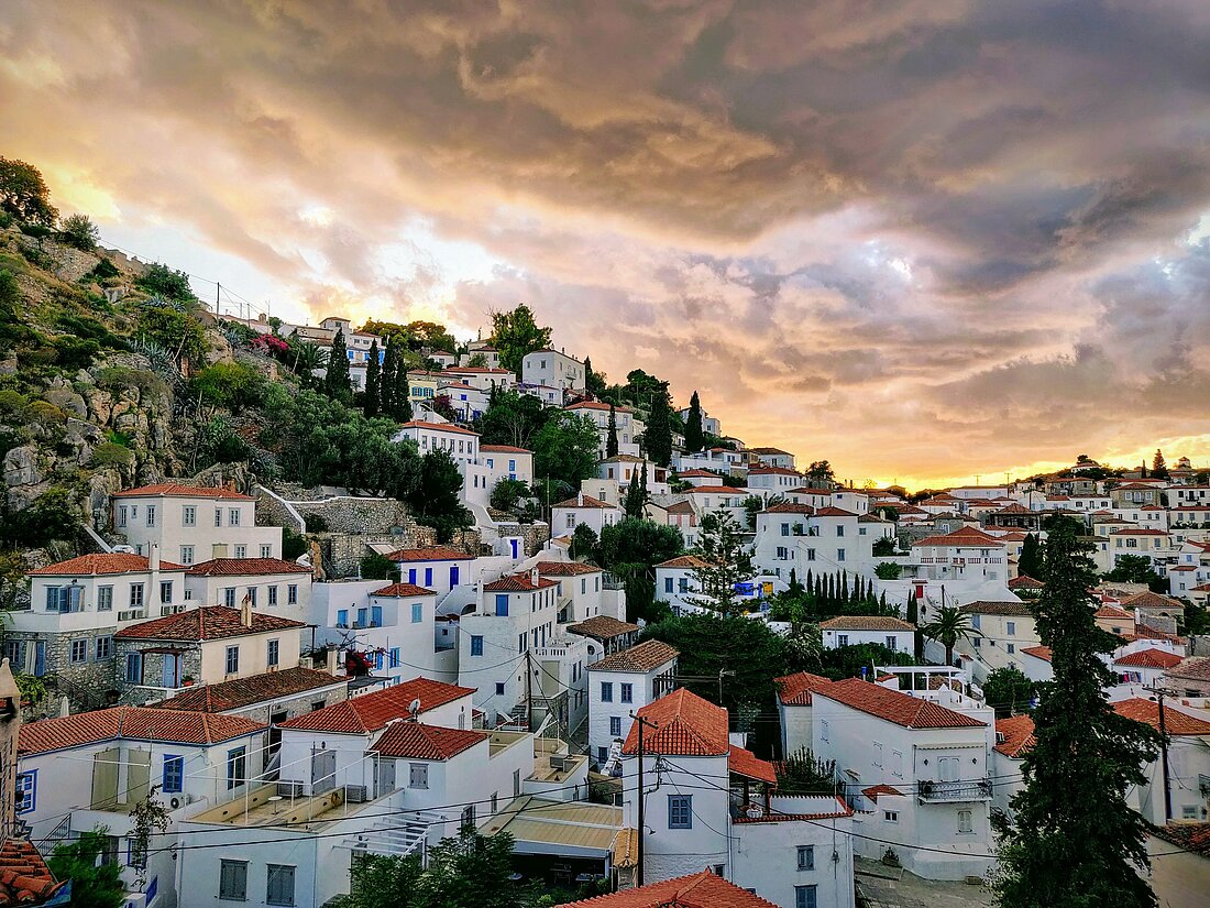 Blick vom Segelboot auf Stadt Hydra im Abendlicht