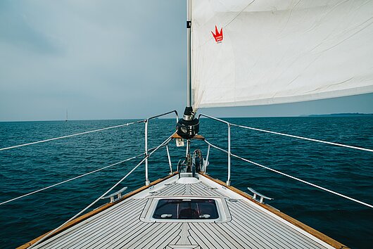 Blick vom Bug einer Segelyacht auf die Ostsee