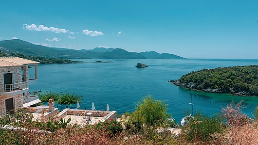 Blick auf Sivota-Bucht bei Lefkada, umgeben von grüner Landschaft und blauem Meer