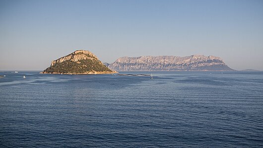 Blick von Yacht auf Tavolara Insel vor Sardinien bei sonnigem Wetter