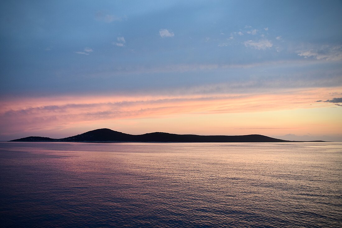 Blick von Segelyacht auf das Meer vor Istrien im Sonnenuntergang