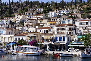 Griechisches Hafenstädtchen mit bunten Häusern und Fischerbooten