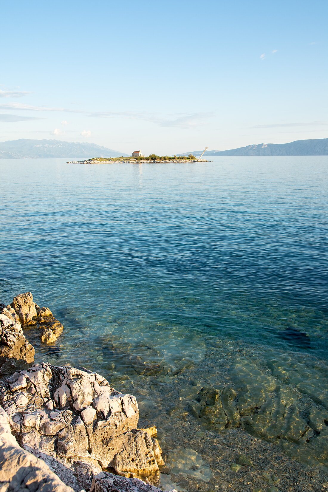Blick von Felsen auf ruhiges Meer vor Kvarner Bucht