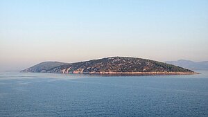 Blick vom Meer auf paradiesisches Kroatien beim Sonnenaufgang  Blick vom Meer auf paradiesisches Kroatien beim Sonnenaufgang