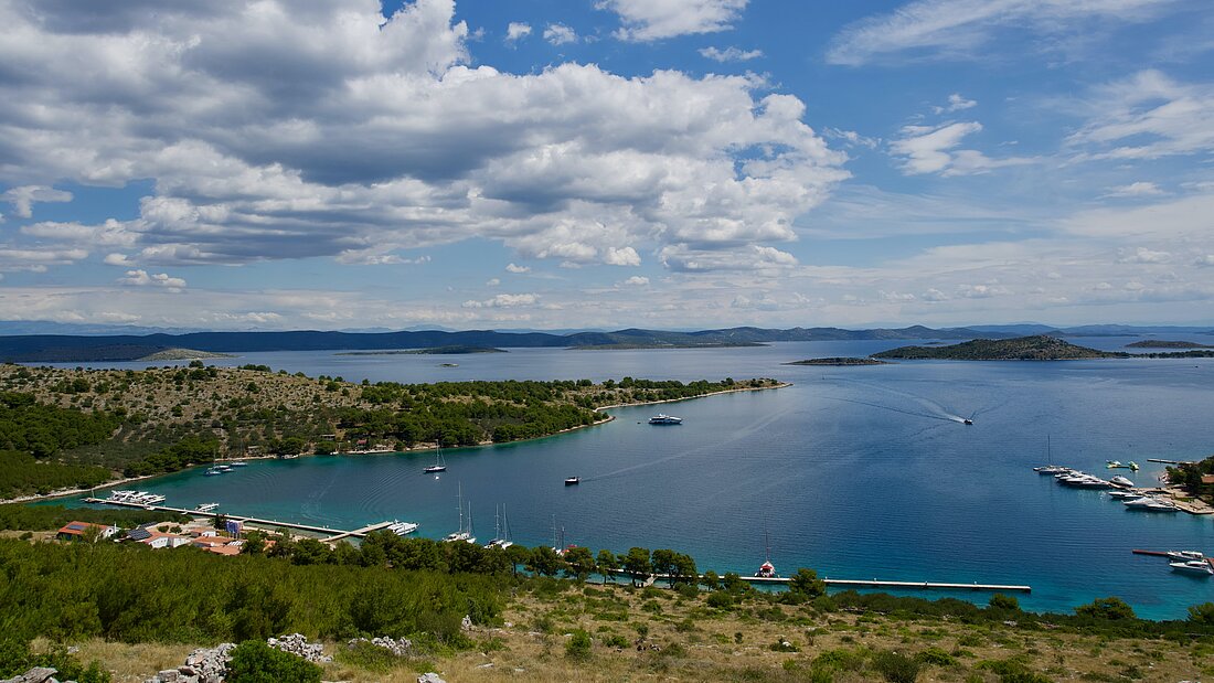 Blick aus Vogelperspektive auf die Telascica-Bucht und einige ankernde Yachten und Boote