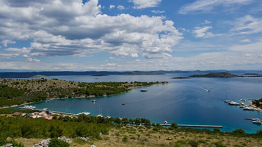 Blick aus Vogelperspektive auf die Telascica-Bucht und einige ankernde Yachten und Boote
