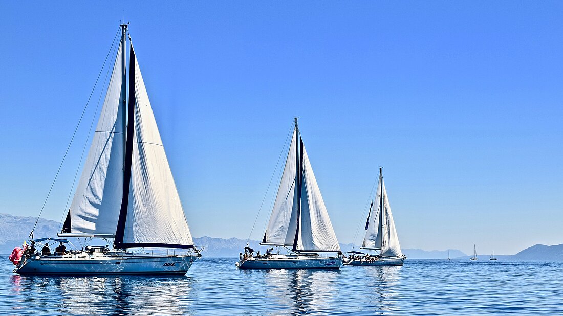 Segelboote im blauen Meer vor Nordkroatien bei schönem Wetter und guten Segelbedingungen