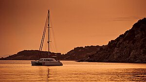 Segelyacht in romantischem Abendrot vor der Küste St Martins  Segelyacht in romantischem Abendrot vor der Küste St Martins
