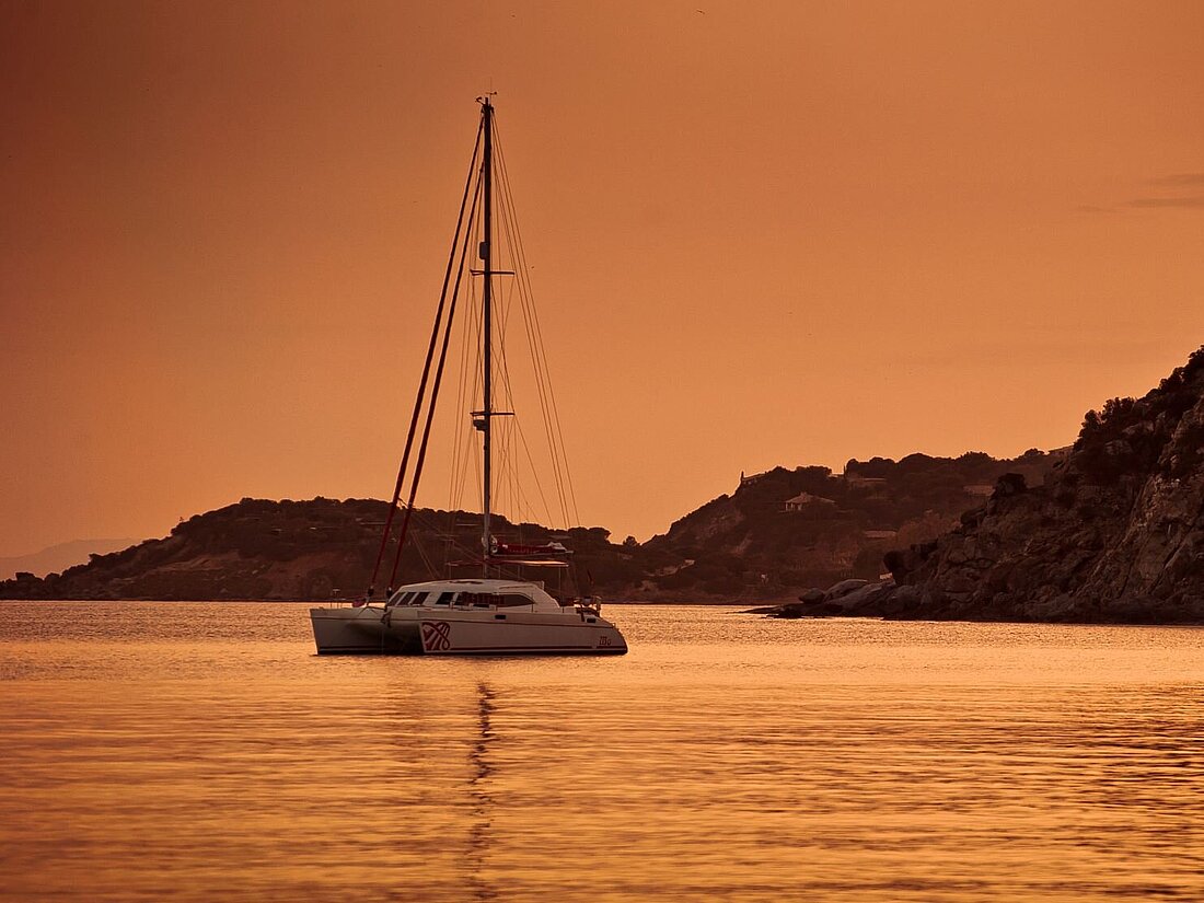 Segelyacht in romantischem Abendrot vor der Küste St Martins  Segelyacht in romantischem Abendrot vor der Küste St Martins