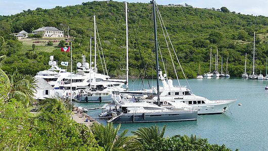 Ankerplatz in English Harbor zwischen Palmen und Mangroven