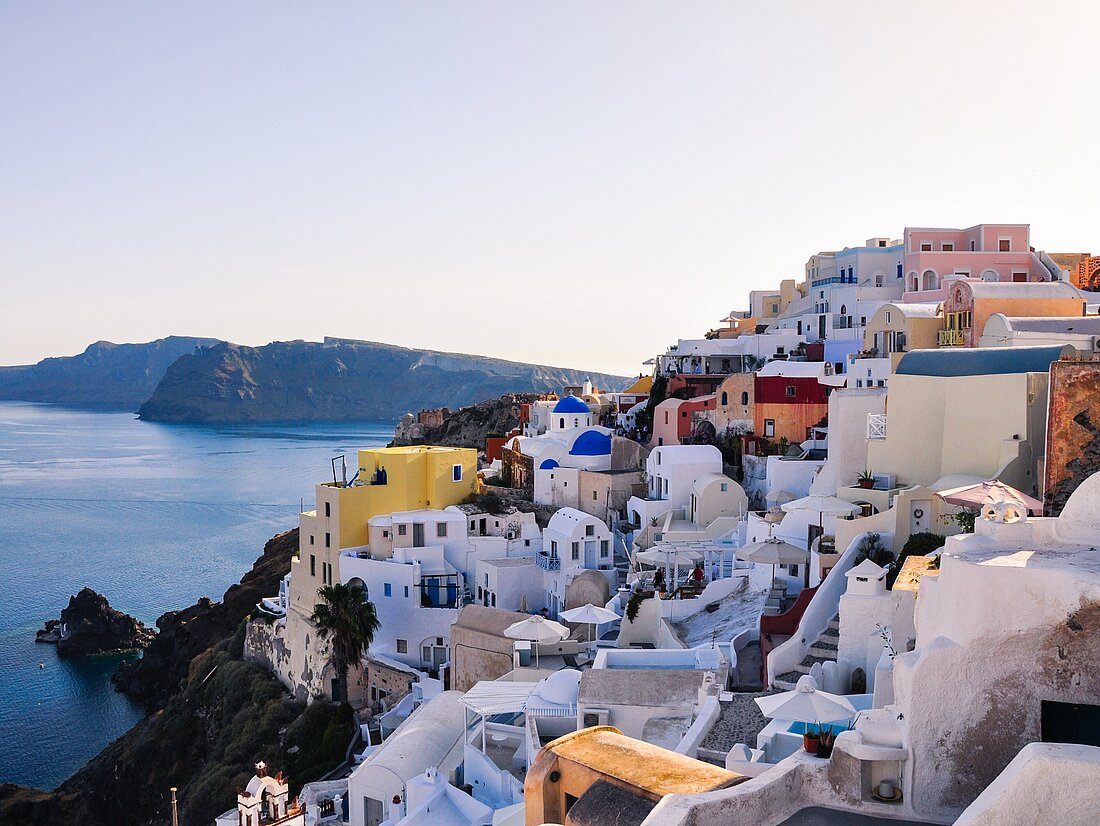 Blick auf die Altstadt von Santorini bei romantischem Abendlicht