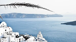 griechische Küstenstadt mit weißen Häusern vor blauem Meer mit einigen Landzungen griechische Küstenstadt mit weißen Häusern vor blauem Meer mit einigen Landzungen
