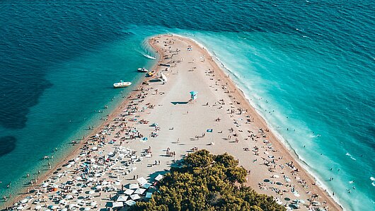 Goldenes Horn von Brac mit Strand, Wald und türkisem Wasser