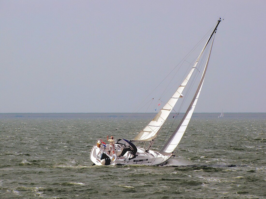 Blick auf Segelyacht im Ijsselmeer