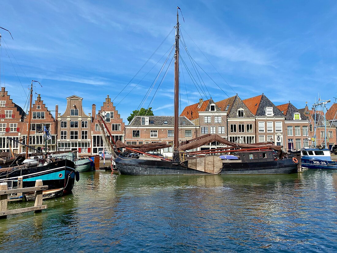 Blick von der Yacht auf den Hafen bei Hoorn in Holland