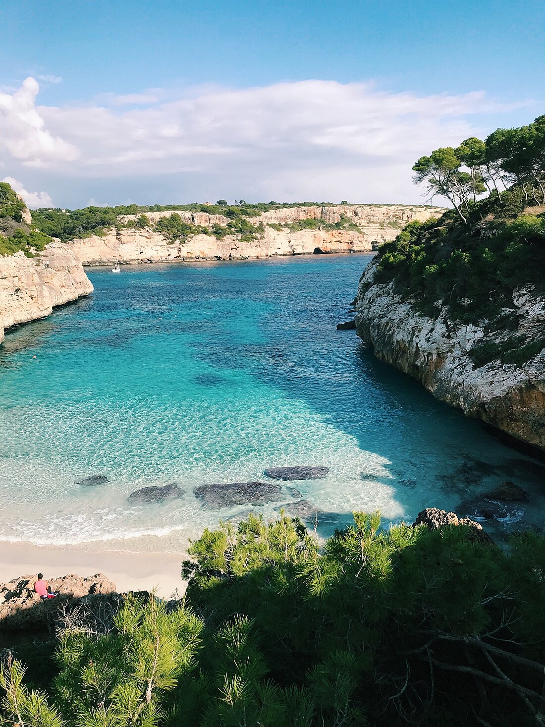 steinige, grün bewachsene Bucht mit weißem Sandstrand, Touristen und himmlisch, blauem Meer  steinige, grün bewachsene Bucht mit weißem Sandstrand, Touristen und himmlisch, blauem Meer