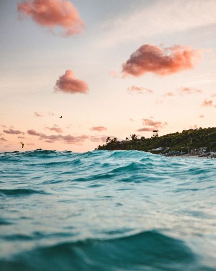 Blick von der Yacht auf das Meer und die Küste von Antigua im Sonnenuntergang Blick von der Yacht auf das Meer und die Küste von Antigua im Sonnenuntergang
