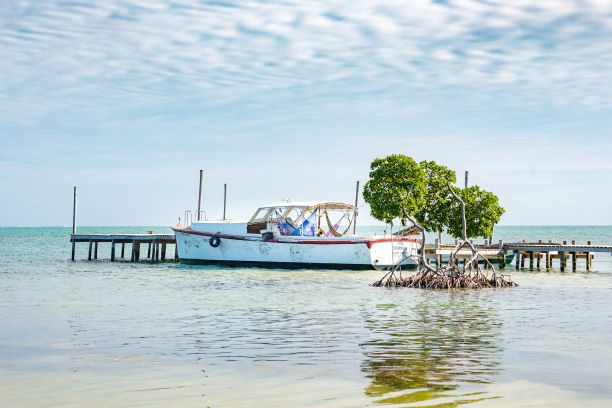 Weiße Yacht an einem Steg vor Antigua  Weiße Yacht an einem Steg vor Antigua