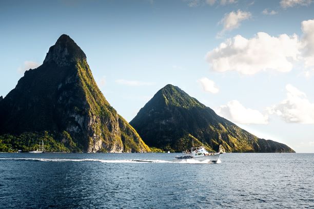 hügelige Küste St Lucias mit traumhaftem Wasser und Yachten hügelige Küste St Lucias mit traumhaftem Wasser und Yachten