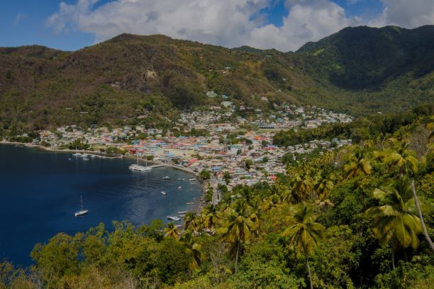 Belebte Küstenstadt und Yachten umgeben von traumhafter Naturkulisse und blauem Meer Belebte Küstenstadt und Yachten umgeben von traumhafter Naturkulisse und blauem Meer