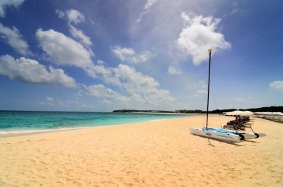 Auf dem Sand eines unberührten, karibischen Sandstrandes steht eine Segelyacht Auf dem Sand eines unberührten, karibischen Sandstrandes steht eine Segelyacht